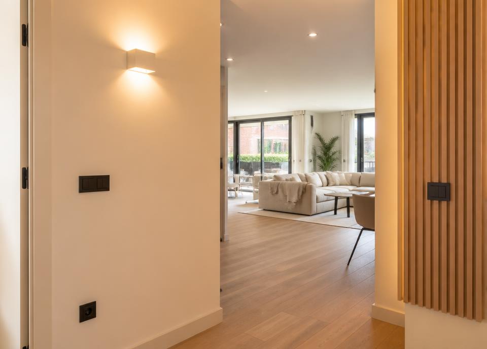 Iluminación e instalación eléctrica terminada en una vivienda
